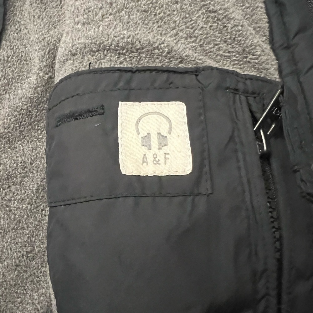 Vintage Abercrombie & Fitch Black Puffer Vest with Emblem - Picture 6 of 8